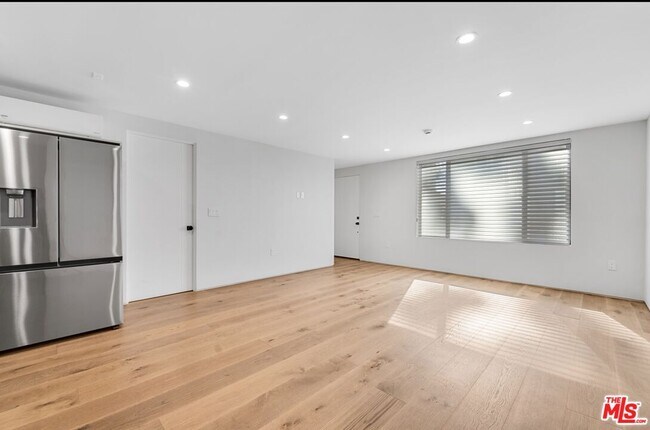 Foto del edificio - 8261-8264 4th St