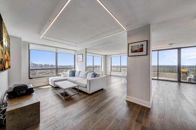 Living & dining area. Sensational views of Chicago's skyline! - 2020 N Lincoln Park W