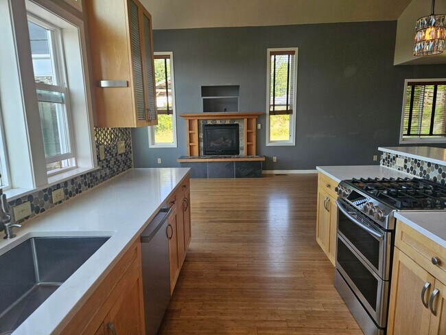Building Photo - Stunning 3 Bedroom Home - Overlooking Bellingham!