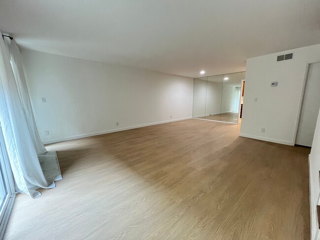 Foto del edificio - 5115 Kester Ave