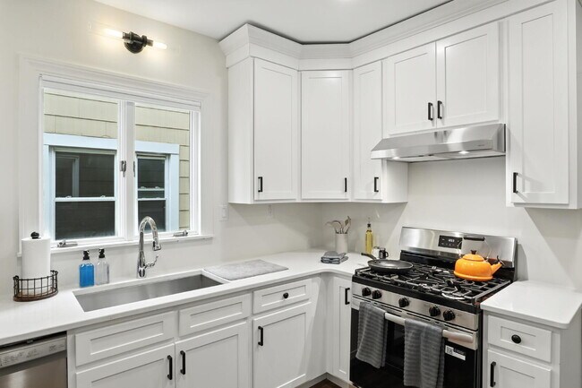 Foto del edificio - Fully Furnished 3-Bedroom Main-Floor Apartment in North Buffalo