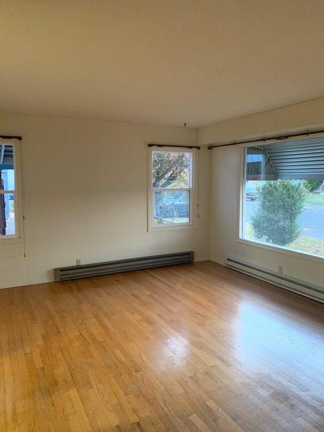Building Photo - Charming 2 bedroom