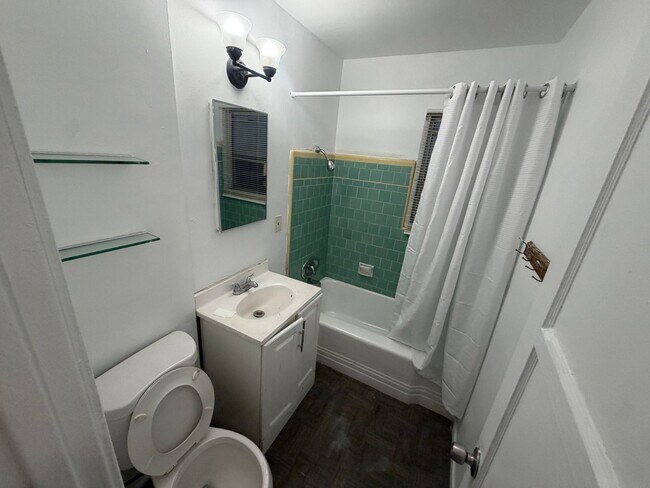 Building Photo - 537 W Colden Ave