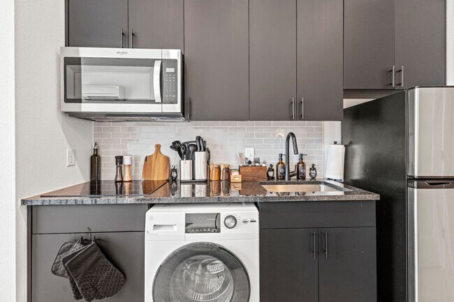 Building Photo - 596 W 9th St