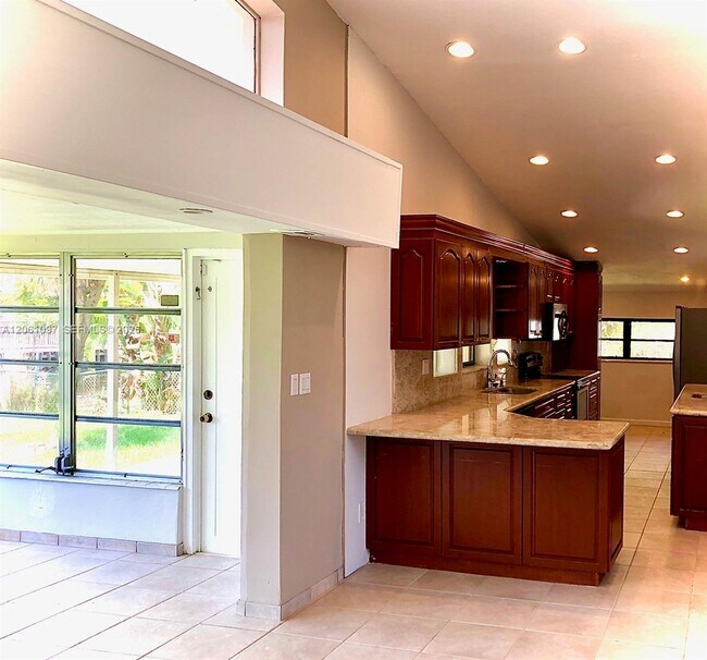 Foto del edificio - 2560 NE 200th St