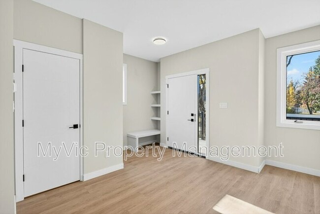 Photo du bâtiment - 10335-10135 135 St NW