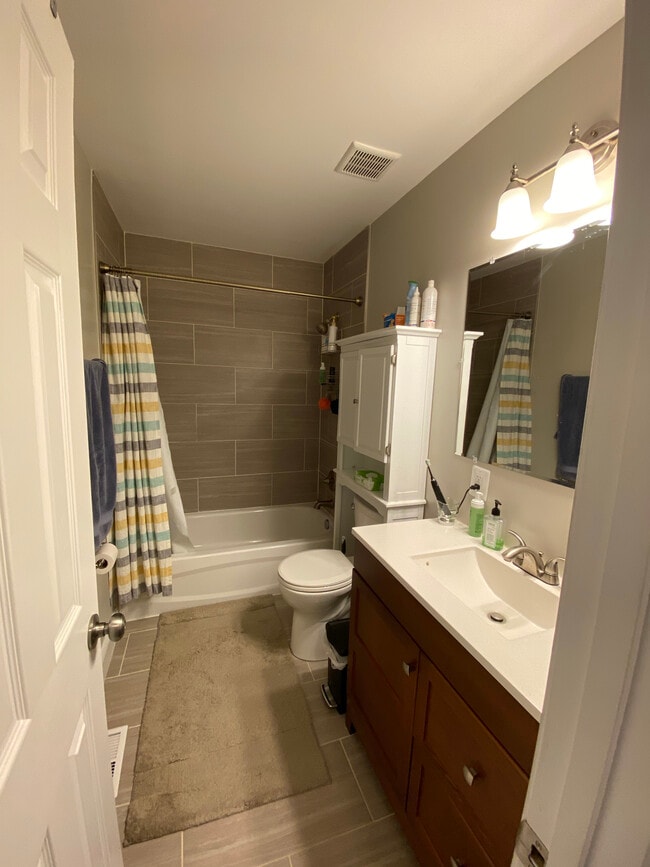 Baño de la planta superior - 3976 East Capitol Street Northeast