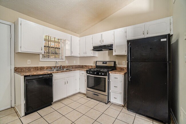Building Photo - 3 Bedroom 2.5 Bath House