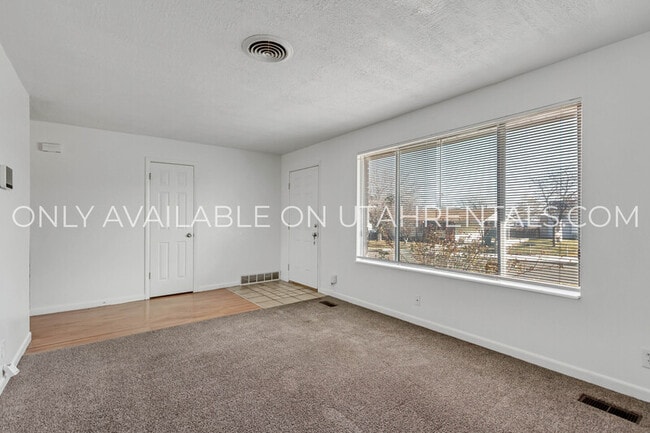 Building Photo - 4032 Castle View Dr
