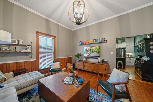 Foto del edificio - Available NOW! 3 bed + 2 bath bungalow w/ Historic charm in the heart of Durham!