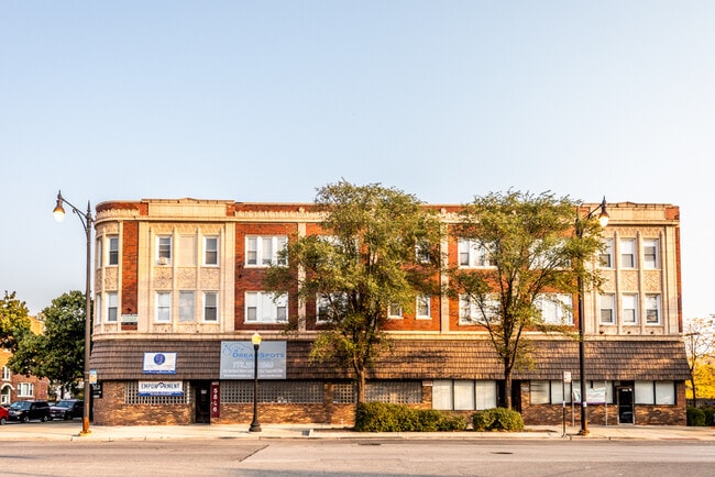 Building Photo - 5836 W Madison