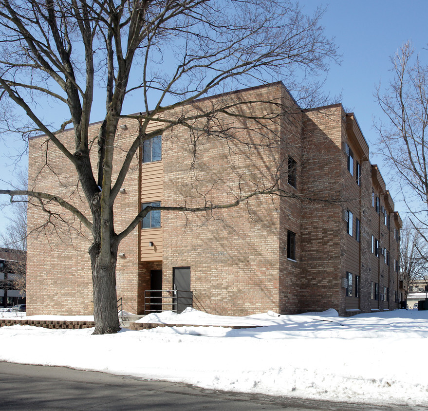 Building Photo - Red Oak Manor