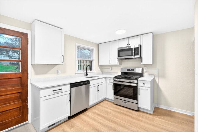 Building Photo - 627 2nd St