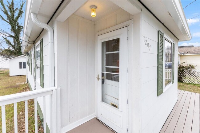 Building Photo - Renovated East Ridge 2 Bedroom with Large ...