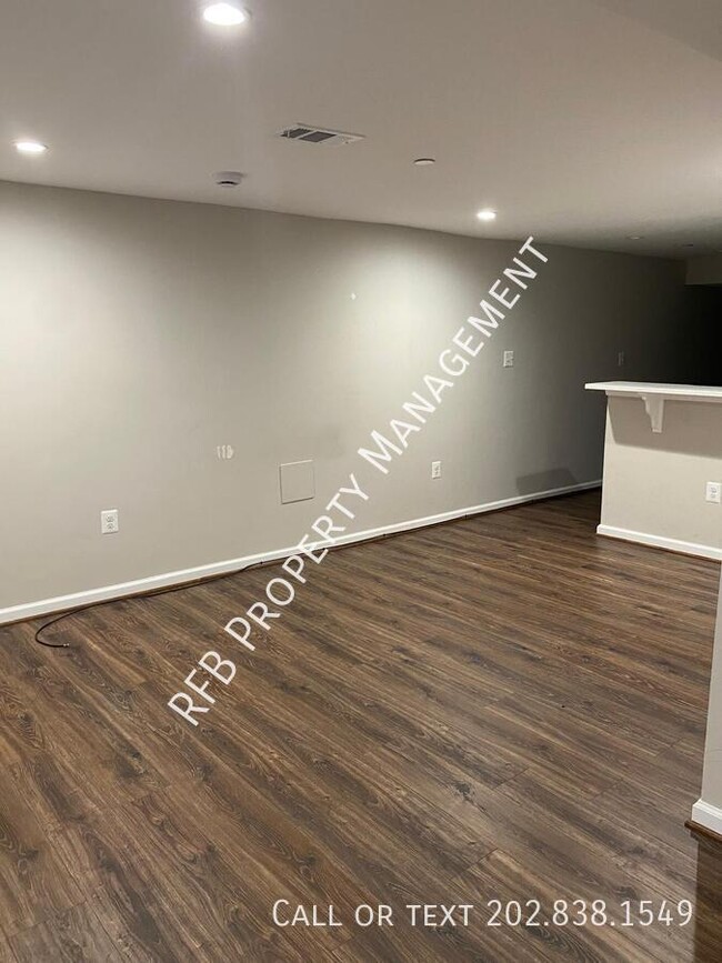 Foto del edificio - Spacious 2-Bedroom Basement Unit with Wash...