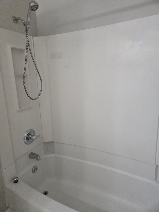 Building Photo - Spacious Townhome with Fully Fenced Privat...