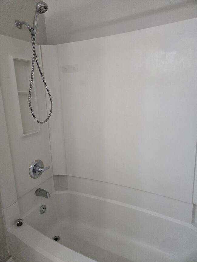 Foto del edificio - Spacious Townhome with Fully Fenced Privat...