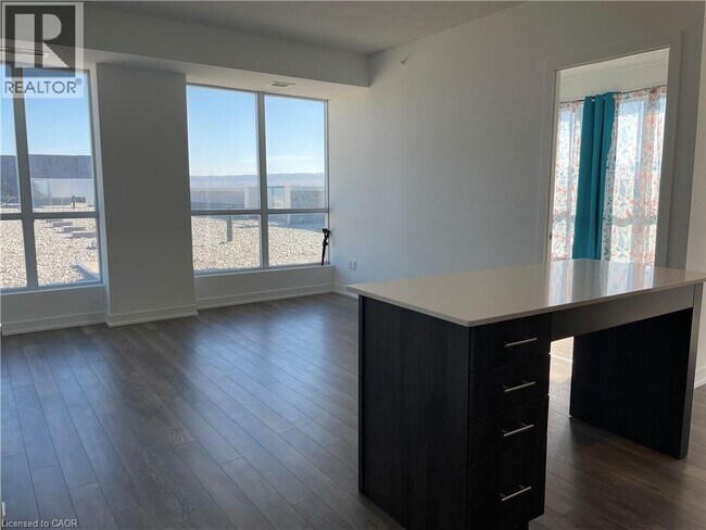 Building Photo - 550 N Service Rd