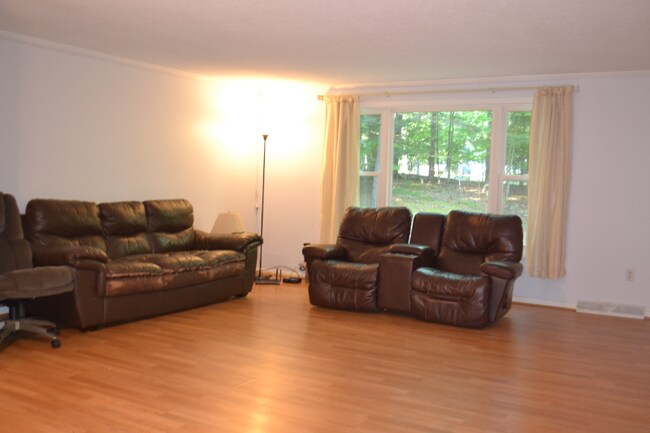 Foto del edificio - 8376 Hillcrest Rd