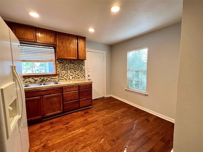 Building Photo - 609 W Odell St
