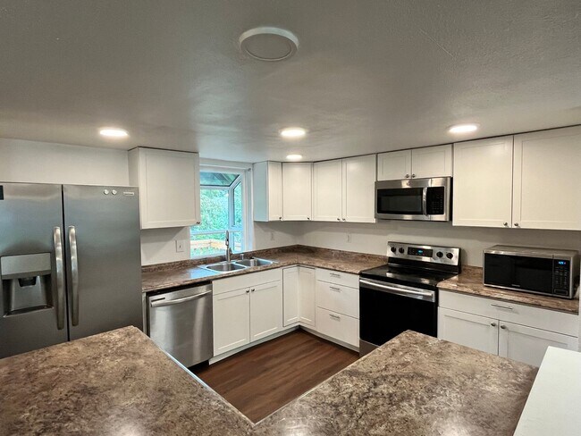 Foto del edificio - Room for Everyone in This Bright & Spaciou...