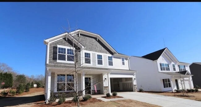 Building Photo - 2022 Four Bedroom Home Furnished