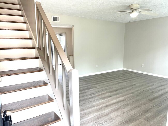 Foto del edificio - Cute & Charming 2 Bedroom / 1.5 Bathroom T...