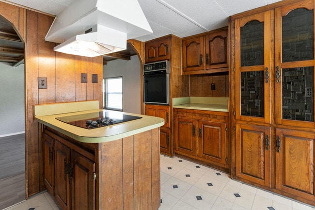 Building Photo - 112 Queenswood Dr