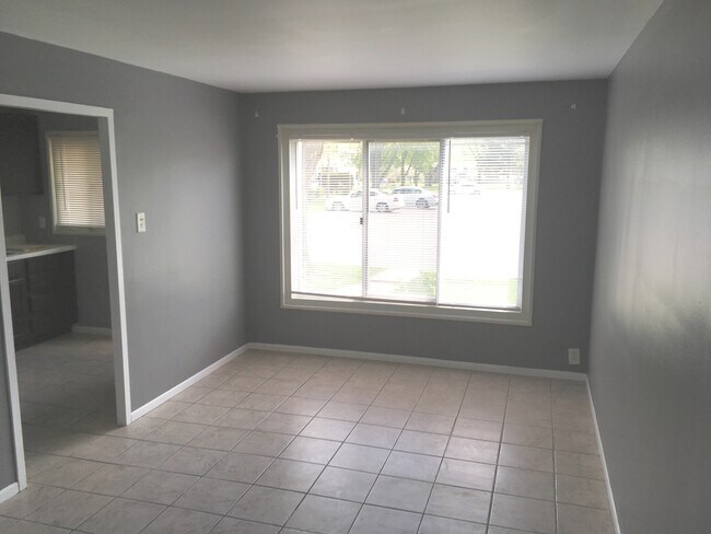 Building Photo - 143 Hemlock St