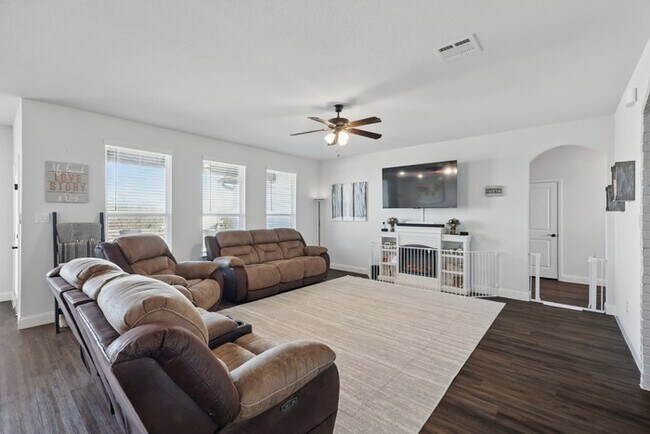 Foto del edificio - Spacious 3-Bed + Game Room on Corner Lot with Patio & Pool Access – $2,800/mo