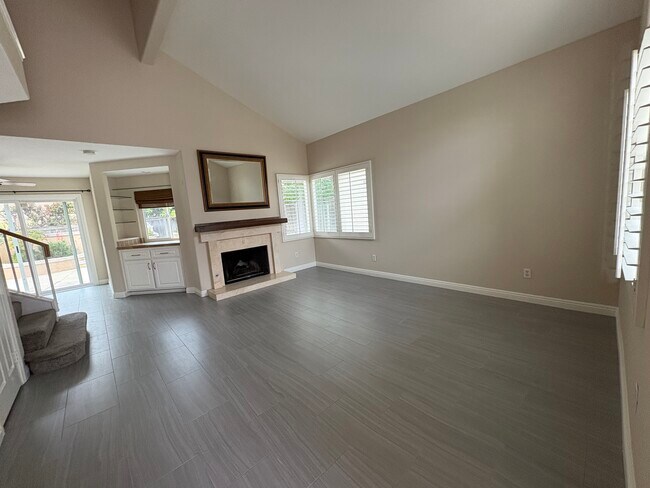 Sala de estar con chimenea y área de bar - 30061 Whitecap