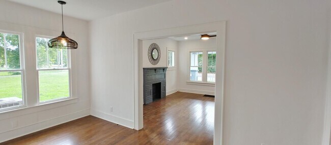 Building Photo - Adorable Red Bank Home!