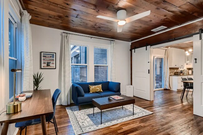 Building Photo - Charming bungalow in East Austin