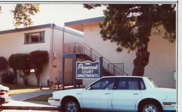 Foto del edificio - Peacock Court Apartments