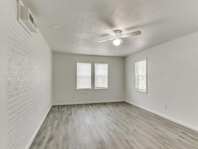 Foto del edificio - 1501 NE Grand Blvd