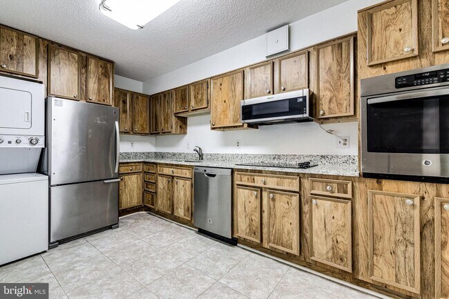 Building Photo - 5903 Mt Eagle Dr