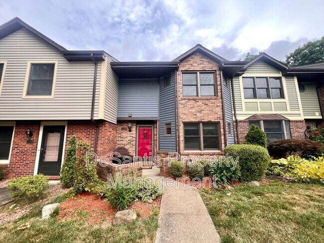 Building Photo - 1256 Queens Dr