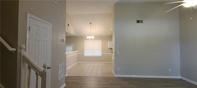 Foto del edificio - 2214 Hidden Creek Dr