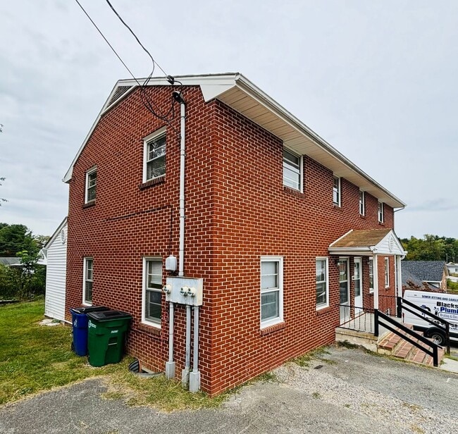 Building Photo - 2 Bedroom, 2 Bath Townhouse
