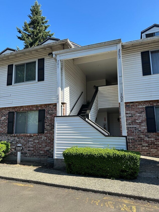 Primary Photo - Colonial Square Top Floor Condo for Rent