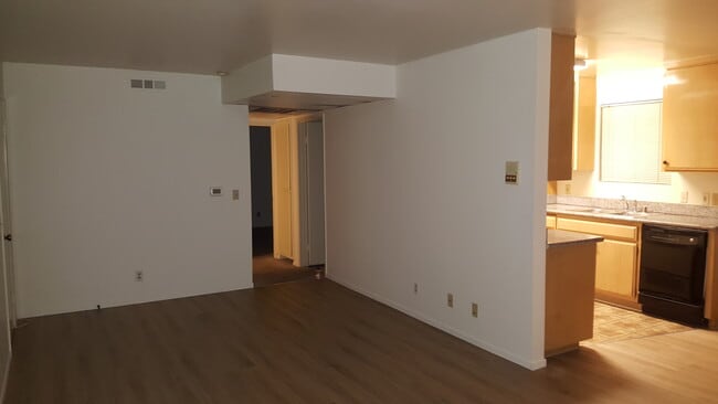 Building Photo - 820 S Orange Grove Ave