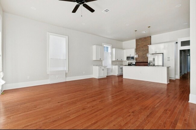 Building Photo - Treme Single