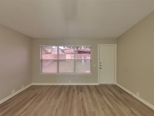 Foto del edificio - 8348 Orleans Ln