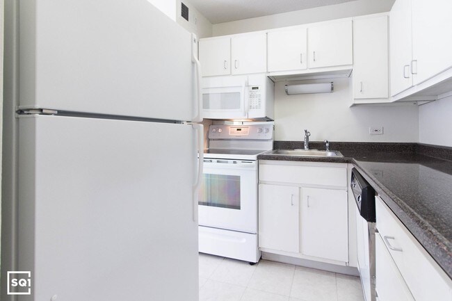 Building Photo - GOLD COAST: High Rise, Pool, Walk-in Closet