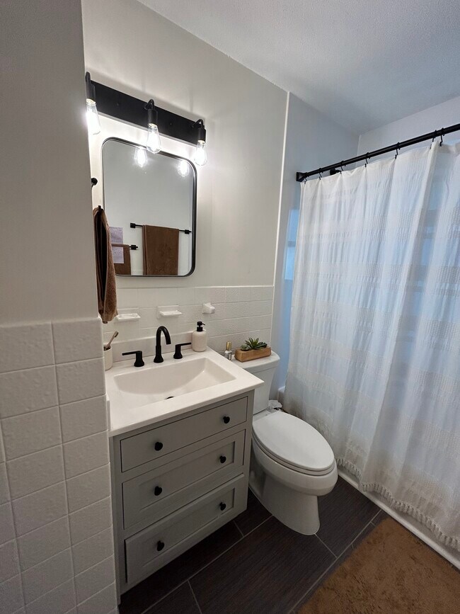 Baño 1 - Planta alta - 3827 Johnson St NE