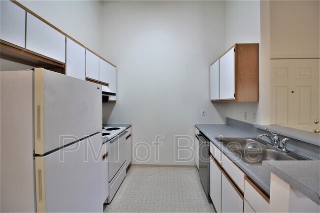 Building Photo - 2207 S Stephen Ave