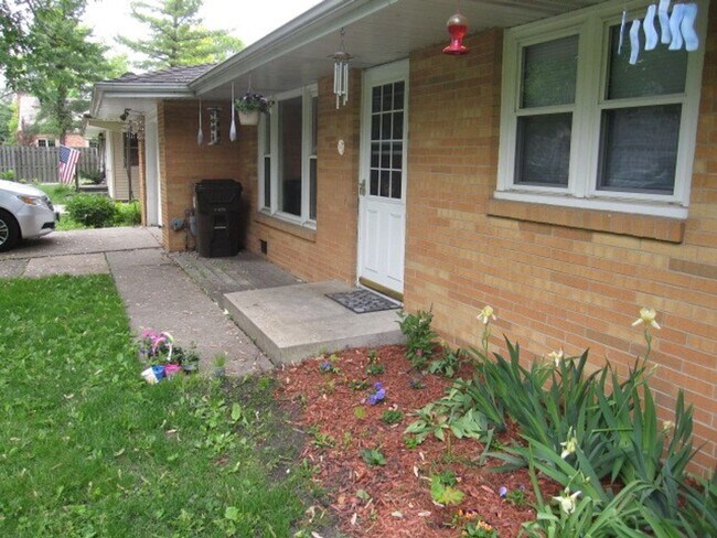 Building Photo - Great Home Near Schools And Shopping