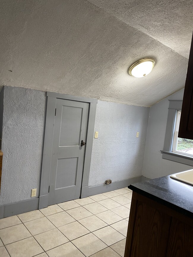 Building Photo - 211 E Oak St