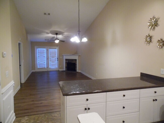 Foto del edificio - Stunning end unit townhouse near Augusta N...