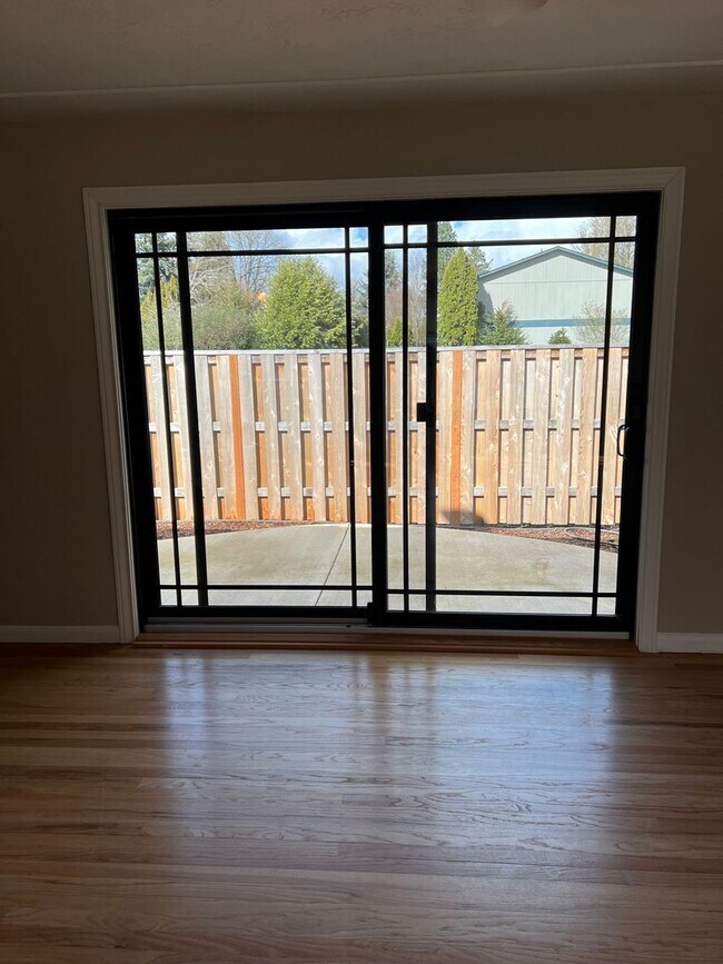 Foto del edificio - Modern 3-Bedroom, 1.5-Bath Home with Private Office & Large Patio